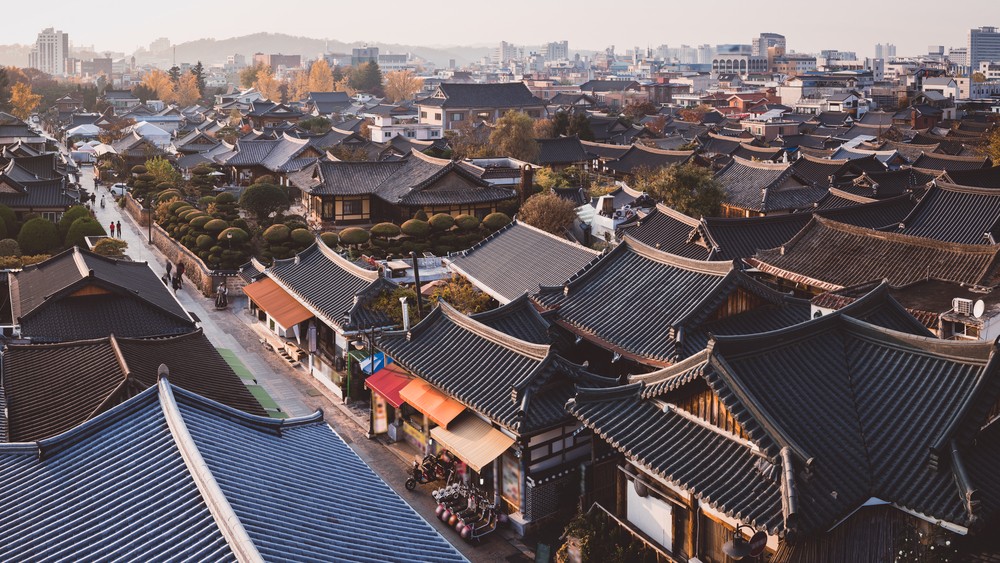 Vue pittoresque du village Hanok de Jeonju, Corée du Sud, avec ses maisons traditionnelles coréennes. Découvrez le charme historique du village Hanok de Jeonju, célèbre pour ses maisons traditionnelles coréennes et ses ruelles pittoresques. Une immersion culturelle enrichissante lors de notre voyage en Corée du Sud avec Evans Becker. Pour en savoir plus, visitez Go Corée.