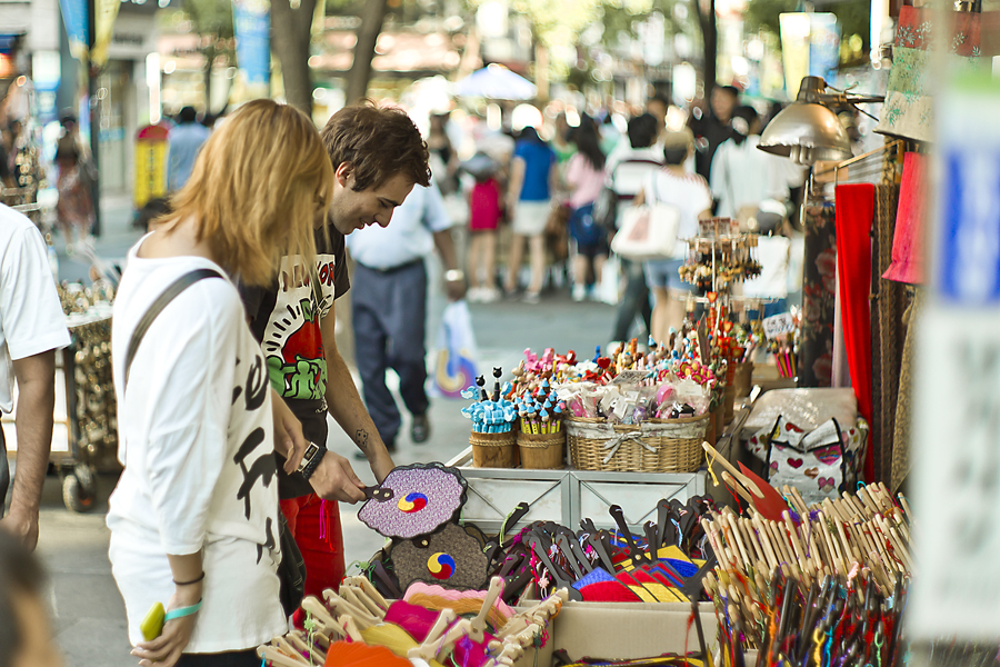 Boutique de souvenirs à Anguk, Séoul, Corée du Sud, proposant des objets traditionnels coréens. Découvrez les boutiques de souvenirs à Anguk, Séoul, où vous pouvez acheter des objets traditionnels coréens, des souvenirs artisanaux et des articles culturels uniques. Une étape idéale pour ramener un morceau de Corée du Sud lors de notre voyage avec Evans Becker. Pour en savoir plus, visitez Go Corée.