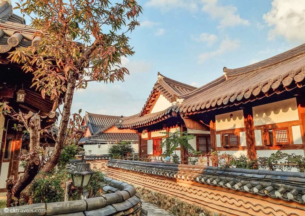 Vue d'une maison Hanok traditionnelle à Jeonju, Corée du Sud, avec son architecture unique et ses jardins paisibles. Explorez la beauté authentique des maisons Hanok traditionnelles à Jeonju, représentant l'architecture coréenne classique avec des jardins paisibles. Une immersion culturelle inoubliable lors de notre voyage en Corée du Sud avec Evans Becker. Pour en savoir plus, visitez Go Corée.