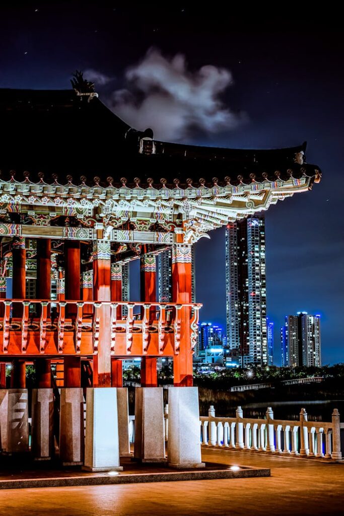 Vue d'un temple de nuit à Séoul, Corée du Sud, illuminé et offrant une vue spectaculaire sur la ville nocturne, Découvrez la sérénité d'un temple de nuit à Séoul avec une vue imprenable sur la ville illuminée. Une expérience nocturne inoubliable lors de notre voyage en Corée du Sud avec Evans Becker. Pour en savoir plus, visitez Go Corée